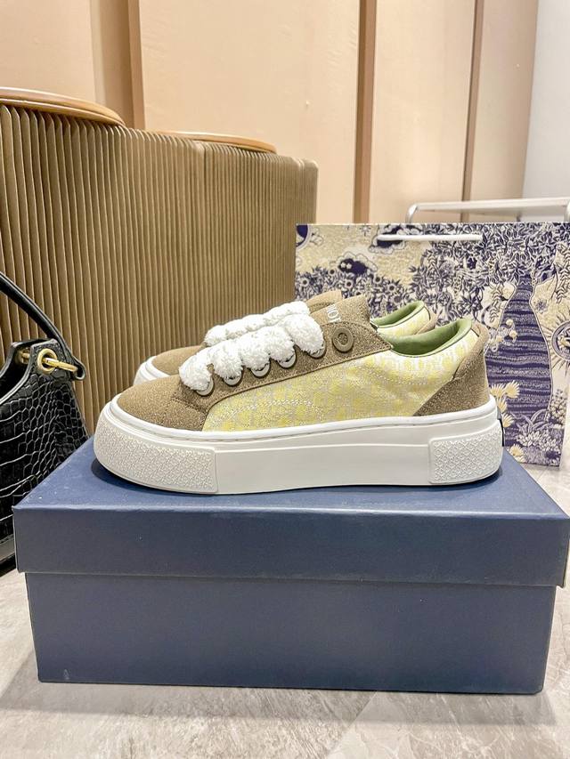 橙子出厂价 Dior 迪奥 B33运动鞋 低帮休闲板鞋 滑板鞋 情侣款 这款是2024Ss秋季新品，全新演绎经典的网球鞋，时尚廓形突显厚重质感。采用白色光滑牛皮
